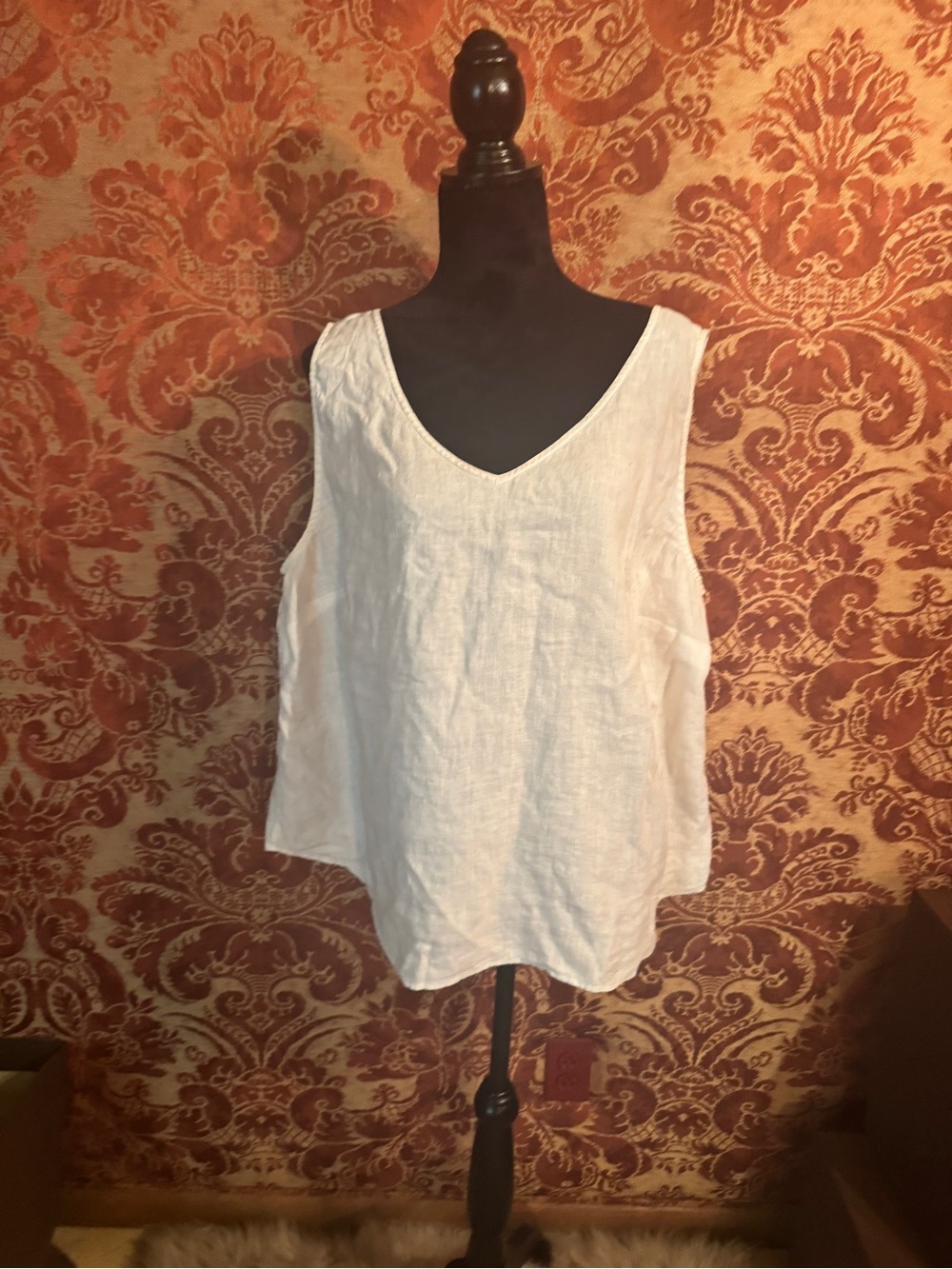Dana Buchman White Linen V-Neck Tank
